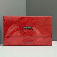 Prada Paradoxe EAU DE PARFUM 普拉達我本莫測香水三件套紅盒內含：我本莫測香水30ml經典版+我本莫測香水30ml馥鬱版+我本莫測香水30ml花鏡版