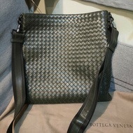 【8成新】㊣✨ Bottega Veneta ✨寶緹嘉（附防塵袋） 墨綠色 BV 皮革 編織 斜背包 肩背包 文件包 筆電包/二手包/二手精品/保證正品