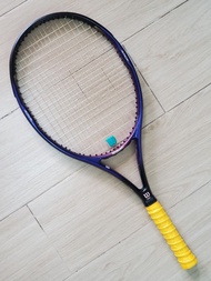 這是一隻經典的 Wilson Hammer 5.0 網球拍。

​品牌與系列：Wilson（威爾勝）著名的 Hammer（鐵鎚）系列。

​科技特點：採用 Hammer System（頭重設計，提供更