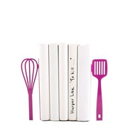 抹刀和攪拌器廚房書立。紫色現代廚房裝潢。