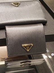 英國代購 英國直送 PRADA leather wallet Black Women's Flap 黑色 銀包 短銀包 壓紋 logo 英國outlet 皮革 真皮 短夾 禮物 聖誕禮物 生日禮物 情