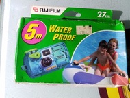 2004年 菲林相機，內置菲林，只打開紙盒影相，膠袋未開，不包用到，風險自負