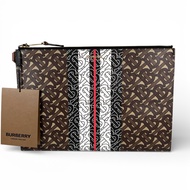 全新未使用 ▲BURBERRY 8021377 TB Monogram 條紋手拿包，顏色，義大利製造，正品，男士
