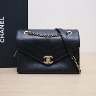 CHANEL 季節款V紋信封口蓋風琴包黑色牛皮25開金扣肩背包