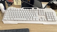 白色機械鍵盤