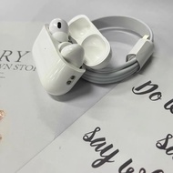 🎁（！現貨即日寄出！）🎁（送全包耳機套）（官方耳機繩）（送順豐智能櫃）AirPods Pro 2 有序號認證 (Lightning版本)（TYPE-C版本) 可供選擇， 全新塑封包裝無線藍牙耳機高配 1:1支持彈窗動畫，帶降噪同序列號查詢功能蘋果安卓任何手機全系列支援（支持最新 IOS系統 定位改名） （自動彈窗配對 靚音質 高清通話）（Magsafe 無線充電 入耳感測）（三個月保養）（每日出貨，信心保證），耳機，蘋果耳機，降噪耳機，AirPods Pro 2 ，運動耳機