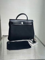 閒置未使用 HERMES/愛馬仕 Herbag 31帆布包，黑銀 retourne 帆布拼牛皮 U 刻，尺寸：31*10*25cm