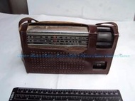 阿肯俗賣店---傳統國際牌收音機,附皮套,外觀良好 已故障無法使用-二手古物