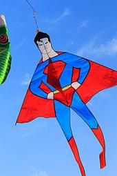 【風箏小舖】超人 造型風箏-玻璃纖維骨架，優質格子布 3~5級風力 Superman 中型 風箏