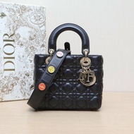 DIOR Lady戴妃包四格徽章肩帶黑色羊皮金扣2018肩背包