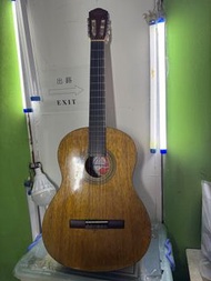 圖片中的產品是Oscar Schmidt by Washburn 的古典吉他。 以下是關於此吉他的購物資訊： 型號： OC9 古典吉他，配有尼龍弦。  特點： 雲杉面板、桃花心木琴頸、玫瑰木指板和琴橋