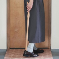 日本霜山 免彎腰可掛式鴨嘴型握柄櫸木鞋拔(穿鞋輔助器)