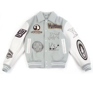 LOUIS VUITTON) 2023 秋冬棒球夾克，成色極佳，皮革袖子和皮標，藍灰色和白色，46 碼，正品，意大利製造，男士款