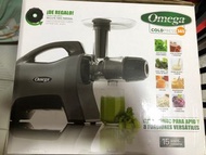 Omega  365 冷磨榨芹菜汁機
