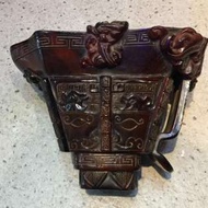 精雕瑞獸牛角杯 尺寸：18.7 * 9.6 * 12.3厘米重量：651克 牛角工藝品民間老酒杯精雕瑞獸牛角杯收藏 工藝禮品創意家居裝飾品木雕擺件家居客廳招財紅木雕刻 擺設飾品木雕家居裝飾品圓盤擺件商