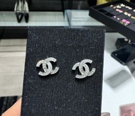 Chanel earrings 經典 cc logo 淡金 銀色 gold silver 閃石 耳釘 耳環 水鑽 雙c 26c 26p 26s 26v classic 禮物 頸鏈 胸針