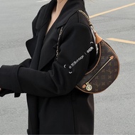 Louis Vuitton LV Loop 月亮包 Monogram 老花鏈條腋下包 棕色 M81098