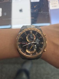 CASIO EDIFICE 與 Infiniti Red Bull Racing（紅牛車隊） 推出的聯名限量計時腕錶，官方型號為 EFR-542RBM-1A 不議價