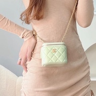 【96新✨ 全網最低價！】Chanel/香奈兒21B 酪梨綠 金球小盒子 化妝包 （下單前先詢問庫存❗️）