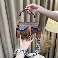 MK [HOT HiT] Saddle bag with large letter strap is hot here (video available, perfect fit)