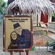Souvenir Kado Ultah Anniversary 2 Wajah Uk. 50x60 cm Bambu Ukir Custom