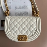 ::CHANEL:: AS3350 MESSENGER BAG BOY CHANEL MESSENGER BAG白色霧金釦斜背包