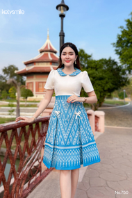 Kety Smile ชุดเดรสผ้าฝ้ายทอลาย คอบัว แต่งโบว์ที่กระโปรง ทรงกระโปรงบานทวิส งานอัดกาวทั้งชุด ทุกชิ้น ซ