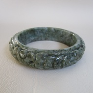 กำไลหยกพม่า Jadeite แกะสลักเหรียญจีนโบราณขนาดวงใน 62.3mm กว้าง 19.3mm สีเขียวอ่อนสวยงามสวมใส่ได้ทุกเพศ