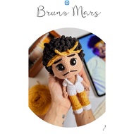 Singer Bruno Mars crocheted