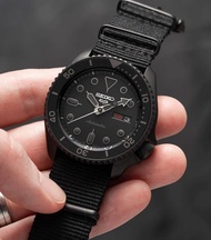 Seiko 5 SRPD79K1 Automatic Men Watch Blackout Dial Tahan Air dengan Strap Kanvas Hitam