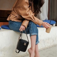 Chanel香奈兒黑金羊皮小化妝盒圓筒包斜挎包