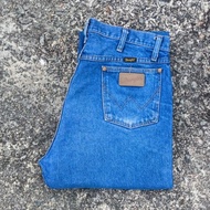 W7/36 Used Jeans Wrangler Model 13MWZ Production MEXICO Actual Waist 36 "Full Length 45" Legs 8.5"