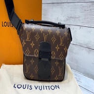 LV M45807 S LOCK 老花黑邊信差包 胸口包 *92成新尺寸 21X15X4CM 附盒子 防塵袋 割愛 55800🤎🤎#要收藏