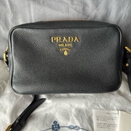 PRADA 浮雕 LOGO 荔枝紋 牛皮 小包｜單肩 / 斜挎相機包