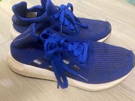 Adidas Swift Run 藍色運動鞋