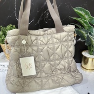 CarLyn ทรง weekender tote bag น้ำหนักเบา งานชนช้อป 1:1 ขนาด16 นิ้ว สูง 13  นิ้วตัวกระเป๋ายืดได้ นุ่ม