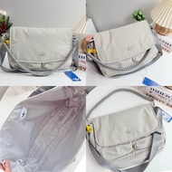 Adidas ori messenger adidas ks0764  outlet  เนื้อผ้า ไนล่อนกันน้ำ ขนาด ฐาน 13 นิ้ว สูง 11 นิ้ว กระเป