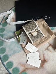 多年正版正貨商標門市現貨 可免息分期 全新 100%new 未使用品 gucci white horsebit crossbody bag  白色  斜咩 相機袋 電話袋 仙氣 聖誕禮物
