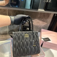w tote  in lambskin. Size: 24x8cm