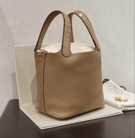 98新 hermes picotin 18 菜籃子水桶包 touch鰐魚皮手柄 奶茶色金扣 超級好看 U刻 配件：塵袋 鑰匙 鎖