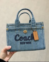 全新coach cargo 20 tote bag草書標誌刺繡 牛仔布 托特包 購物袋斜挎單肩手袋 金扣 迷你 mini靛藍色CZ100-B4IN
