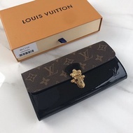 Louis Vuitton, LV New Style Ready Stock Wallet, The Special Place of This Wallet Is the Buckle Like 