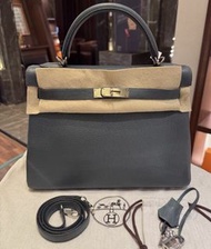 Hermes Kelly 32 Y7風暴藍，銀扣，框Q刻，to go皮，保存很好，五金亮，配件齊全：肩帶、鑰匙鎖、毛氈都在