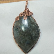 C66 Labradorite Pendant With Copper Wire