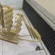 Miniatur kapal layar dari bambu