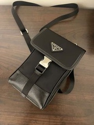 PRADA 豎款 斜孭袋 手機包 男女同款 黑色