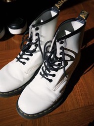 Dr. Martens 白色靴子