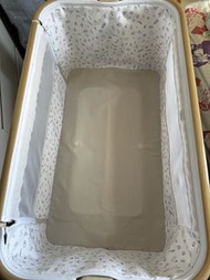 嬰兒床連蚊帳
