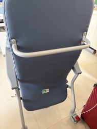 老人傾斜高背椅附腳輪及枱板