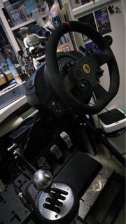 Thrustmaster Ferrari 賽車方向盤